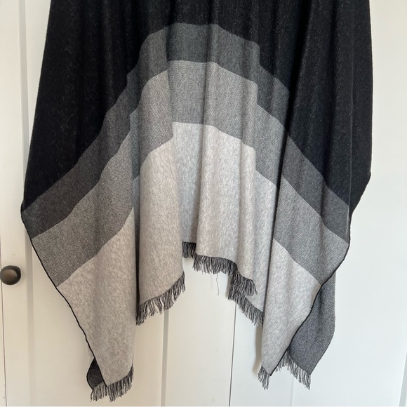 Splendid Ridgewood Poncho in Black and Grey Size Medium/Large - Picture 11 of 12